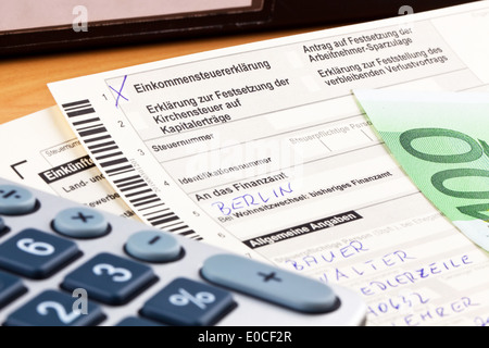 Eine deutsche Steuererklärung zur Einkommensteuer gefüllt., Eine Deutsche Steuererklaerung Fuer Einkommensteuer Wird Ausgefuellt. Stockfoto