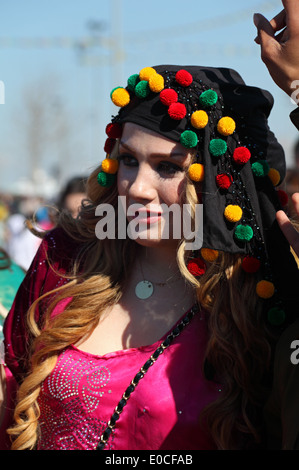 Kurdisches Mädchen in traditioneller Tracht beim Newroz-Fest des Kurdischen Neujahrs bei der Frühlings-Tagundnachtgleiche, Diyarbakir, Südosttürkei Stockfoto