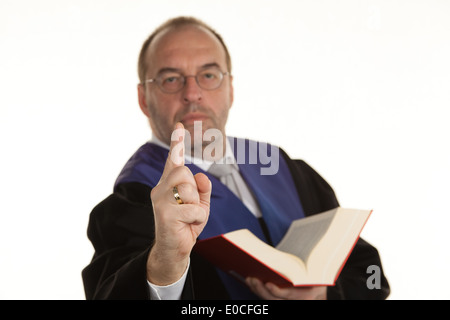 Ein Richter mit einem Code am Hof. Hammer in der Hand, Ein Richter Mit Einem Hugo Bei Gericht. Hammer in der Hand. Stockfoto