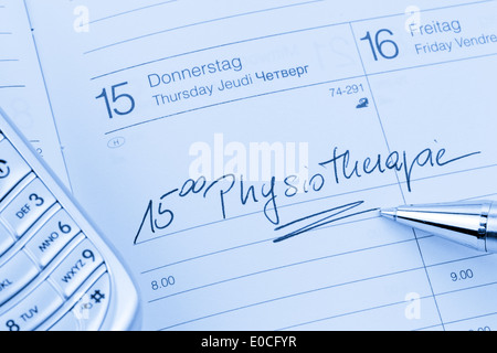 Ein Termin in einem Kalender eingetragen: Physiotherapie, Ein Termin ist in Einem Kalender Eingetragen: Bewegungsanalyse Stockfoto