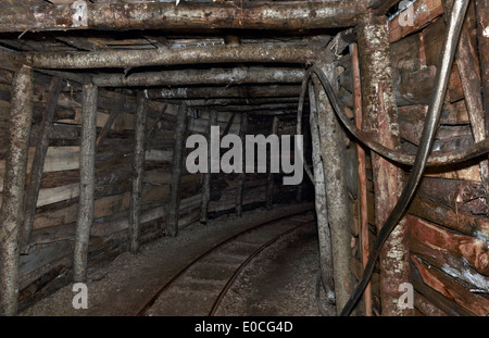 Ein Tunnel von einem alten Bergwerk Stockfoto