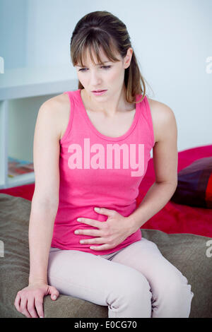 Bauchschmerzen bei einer Frau Stockfoto