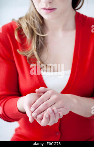 Frau mit schmerzhaften hand Stockfoto