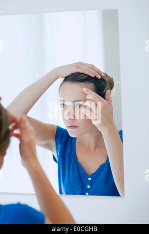 Frau mit Spiegel Stockfoto