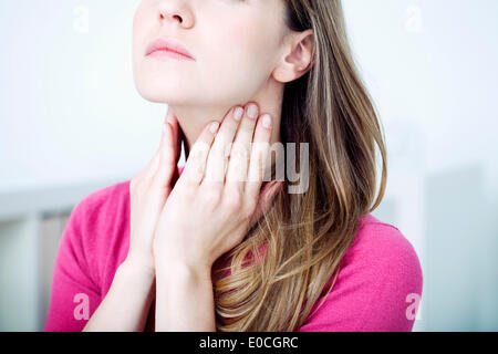 Frau mit Halsschmerzen Stockfoto