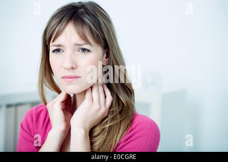 Frau mit Halsschmerzen Stockfoto