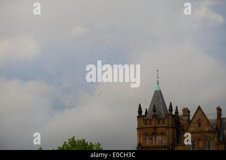 Belfast, Nordirland, Vereinigtes Königreich. 8. Mai 2014.  Rosa Luftballons steigen über der Skyline von Belfast den Giro d ' Italia Team-Präsentation in Belfast Credit: Bonzo/Alamy Live News Stockfoto