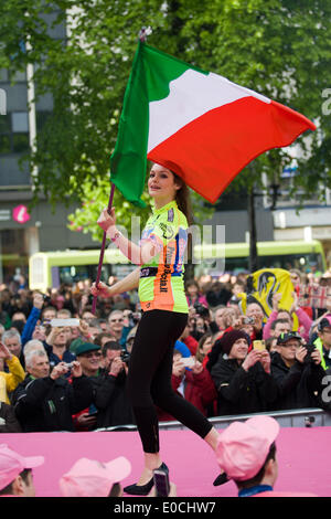 Belfast, Nordirland, Vereinigtes Königreich. 8. Mai 2014. Model mit italienischer Flagge bei der Giro d ' Italia Teampräsentation in Belfast Credit: Bonzo/Alamy Live News Stockfoto