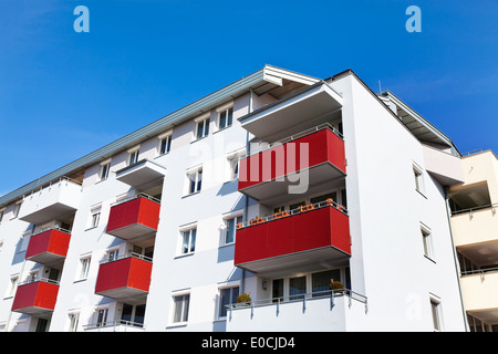 Ein modernes Wohnhaus mit Balkon Stockfoto