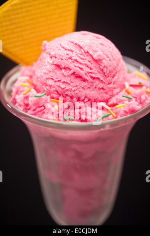Erdbeer Eisbecher mit Wafer auf schwarzem Hintergrund Stockfoto