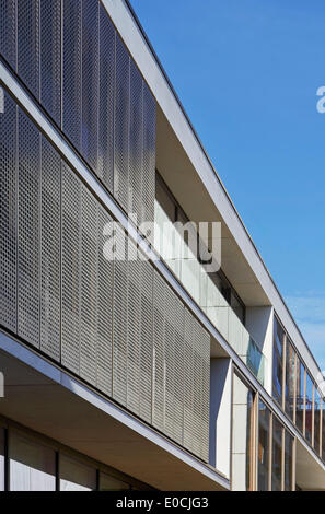 JW3, London, Vereinigtes Königreich. Architekt: Lifschutz Davidson Sandilands, 2014. Fassade-Perspektive mit durchbohrten Bildschirme. Stockfoto