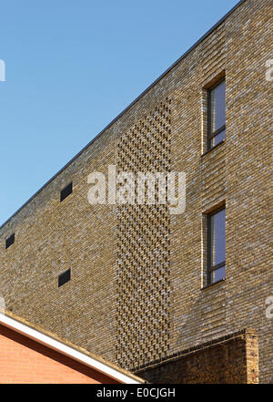 JW3, London, Vereinigtes Königreich. Architekt: Lifschutz Davidson Sandilands, 2014. Angrenzenden Wohngebiet Fassade Höhe. Stockfoto