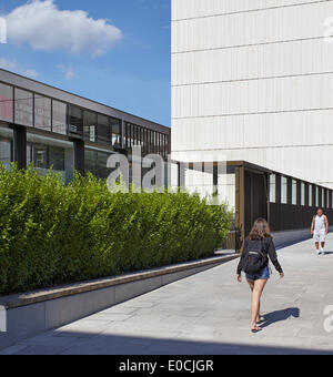 JW3, London, Vereinigtes Königreich. Architekt: Lifschutz Davidson Sandilands, 2014. Bürgersteig entlang aus Stahl und Glas Barriere. Stockfoto