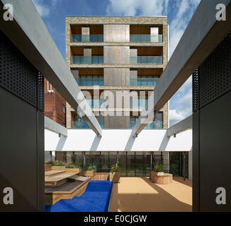 JW3, London, Vereinigtes Königreich. Architekt: Lifschutz Davidson Sandilands, 2014. Kindergarten-Terrasse mit Blick auf Wohnturm. Stockfoto