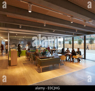 JW3, London, Vereinigtes Königreich. Architekt: Lifschutz Davidson Sandilands, 2014. Restaurantbereich mit bar und Blick auf die Piazza. Stockfoto