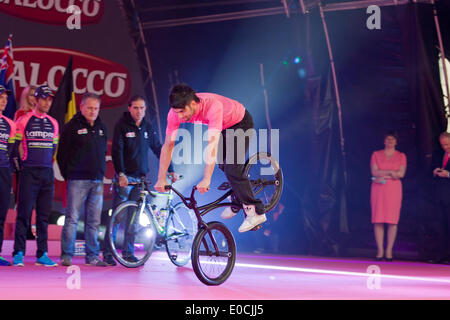 Belfast, Nordirland, Vereinigtes Königreich. 8. Mai 2014.  Ein Trick Radfahrer Performas Giro d ' Italia Team-Präsentation in Belfast Credit: Bonzo/Alamy Live News Stockfoto