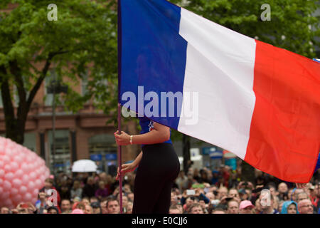 Belfast, Nordirland, Vereinigtes Königreich. 8. Mai 2014.  Ein Modell mit der Frence Flagge der Giro d ' Italia Team-Präsentation in Belfast Credit: Bonzo/Alamy Live News Stockfoto