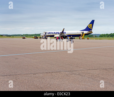 Die Fluggäste eine Ryanair Low Cost Airline Boeing 737 auf dem Rollfeld in Göteborg City Airport, Göteborg, Schweden Model Release: Nein Property Release geparkt: Nein. Stockfoto