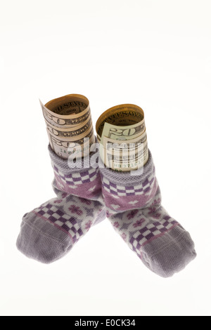 Kinder Socken mit Dollar von Banknoten auf weißem Hintergrund, Kinder Socken Mit Dollar Geldscheinen Auf Weissem Hintergrund Stockfoto