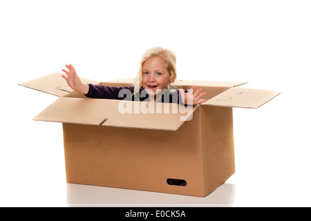 Kind im Umzug Karton. Mit dem Umzug in Box, Art in Umzugskarton liegt. So Beim Umzug in Zeit. Stockfoto