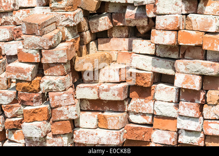 Rote Ziegel Stapel für den Hochbau Stockfoto