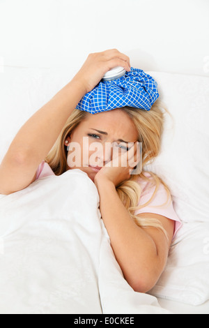 Frau mit Eisbeutel mit Kopfschmerzen und Migräne, Frau Mit Eisbeutel Bei Kopfschmerzen Und Migräne Stockfoto