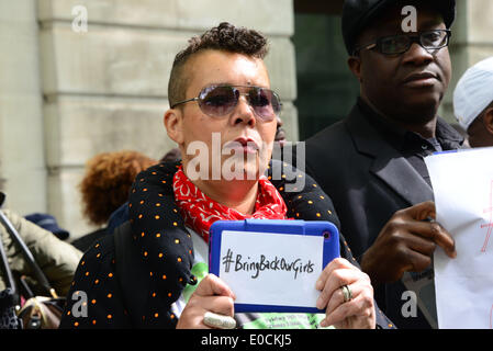 London, UK. 9. Mai 2014. London in Solidarität mit den nigerianischen 234 Schülerinnen entführt durch militante Islamisten "Boko Haram" gedroht hat, zu die Hunderten von Schülerinnen "verkaufen" entführt es außerhalb der nigerianischen Hochkommissariat in London vor drei Wochen. Foto: siehe Li/Alamy Live News Stockfoto