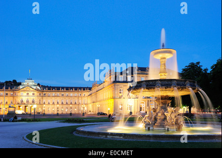 Beleuchtete Burg Neues Schloss und Brunnen in den Abend, Stuttgart, Baden-Württemberg, Deutschland, Europa Stockfoto