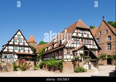 Fachwerkhäuser im Hof des Klosters Kloster Maulbronn, Maulbronn, Baden-Württemberg, Deutschland, Europa Stockfoto