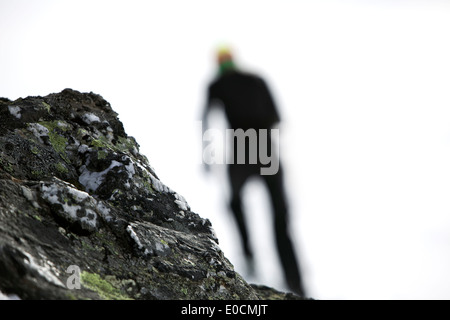 Junge Frau, die auf den Berg in Schneeschuhen wandern sehen, Tirol, Österreich Stockfoto