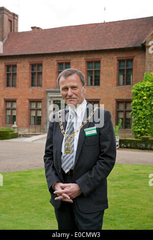 Westerham, UK. 9. Mai 2014. Der Bürgermeister von Bromley, Ernest Noad stellt außen Chartwell, familiären Haus von Sir Winston Churchill Credit: Keith Larby/Alamy Live News Stockfoto