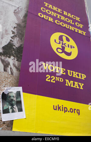 London, UK. 9. Mai 2014.  Nigel Farage, Führer der Anti-EU "UK Independence Party (UKIP), als Hitler auf einem politischen Plakat zeigt eine Rolltreppe hinauf die weißen Klippen von Dover (eine Metapher für den unbeschränkten Einwanderung Zugang nach Großbritannien) in East Dulwich - ein relativ wohlhabenden Stadtteil von Südlondon dargestellt. Die Anzeige wird vor den Wahlen zum Europäischen Parlament am 22. Mai angezeigt. Bildnachweis: Richard Baker / Alamy Live News. Stockfoto