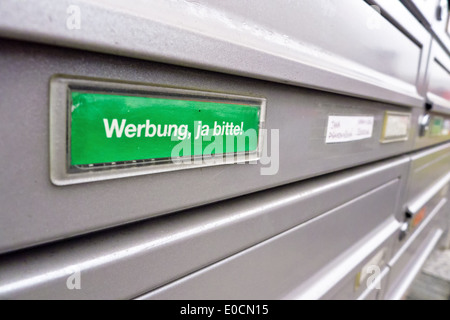 "Label '' Werbung, bitte '' für das Postfach eines Wohnhauses Stockfoto
