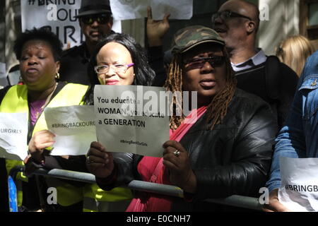 London, UK. 9. Mai 2014. Demonstration für Maßnahmen bei der Suche nach der nigerianischen Schülerinnen von Boko Haram Kredit entführt: Rachel Megawhat/Alamy Live News Stockfoto