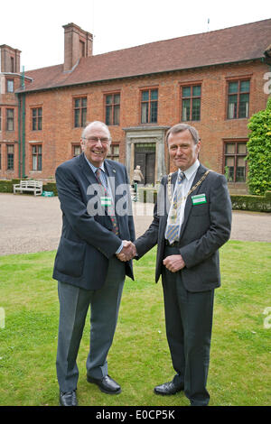 Westerham, UK, 9. Mai 2014, der Bürgermeister von Bromley, Ernest Noad schüttelt Hände mit Neville Snazel, wie er über 300 anderen Freiwilligen bei der Chartwel Credit verbindet: Keith Larby/Alamy Live News Stockfoto