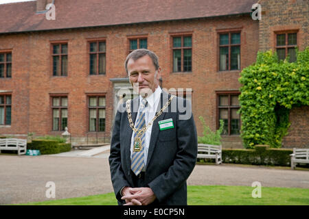 Westerham, UK, 9. Mai 2014, der Bürgermeister von Bromley, Ernest Noad stellt außen Chartwell, familiären Haus von Sir Winston Churchill Credit: Keith Larby/Alamy Live News Stockfoto