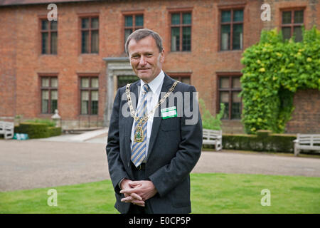 Westerham, UK, 9. Mai 2014, der Bürgermeister von Bromley, Ernest Noad stellt außen Chartwell, familiären Haus von Sir Winston Churchill Credit: Keith Larby/Alamy Live News Stockfoto