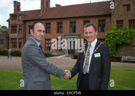 Westerham, UK, 9. Mai 2014, der Bürgermeister von Bromley, Ernest Noad schüttelt Hände mit Wayne Thornton der Freiwilligen und Community Development Manager, als er als Freiwilliger bei der Chartwel Credit beginnt: Keith Larby/Alamy Live News Stockfoto