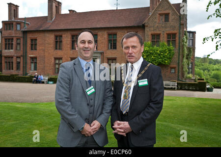 Westerham, UK, 9. Mai 2014, der Bürgermeister von Bromley, Ernest Noad mit Wayne Thornton der Freiwilligen und Community Development Manager bei Chartwel Credit: Keith Larby/Alamy Live News Stockfoto