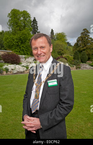 Westerham, UK, 9. Mai 2014, der Bürgermeister von Bromley, Ernest Noad stellt in den Gärten von Chartwell, familiären Haus von Sir Winston Churchill Credit: Keith Larby/Alamy Live News Stockfoto