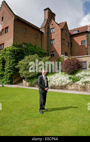 Westerham, UK, 9. Mai 2014, der Bürgermeister von Bromley, Ernest Noad stellt in den Gärten von Chartwell, familiären Haus von Sir Winston Churchill Credit: Keith Larby/Alamy Live News Stockfoto