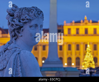 Statue und Weihnachtsbaum am Schloss Schönbrunn, 14. Bezirk, Wien, Österreich Stockfoto