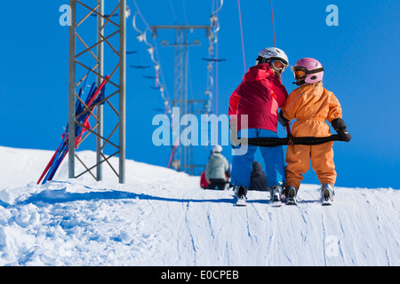 Zwei Kinder in einem Aufzug, Skiresort Wiriehorn, Diemtigtal, Berner Oberland, Schweiz, Europa Stockfoto