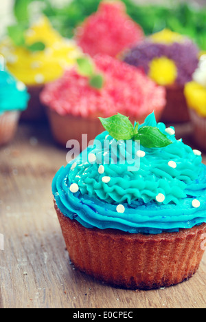 Süße Ostern Weihnachten Geburtstag Kuchen auf dem Holztisch Stockfoto