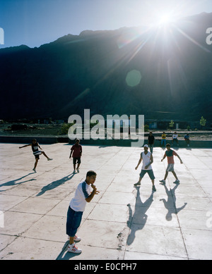 Jungs spielen Fußball in der Sonne, Portela, Cha Das Caldeiras, Insel Fogo, Ilhas Sotavento, Republik Kap Verde, A Stockfoto