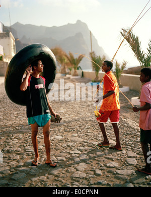 Jungs aus Angeln und schwimmen auf der Hauptstraße Ortschaft, Ponta do Sol, Santo Antao, Ilhas de Barlavento, Republik von C Stockfoto