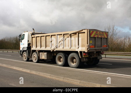 Ein Kipp-LKW-Reisen entlang der Schnellstraße A46 in Leicestershire, England. Stockfoto