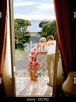 Paar auf dem Balkon ihres Zimmers, Blick auf Garten und das Mittelmeer, Hotel du Cap-Eden-Roc Boulevard JF Kennedy, BP Stockfoto