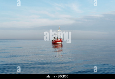 Angeln Stiefel mit hohen Meeresangler, Ostsee bei Warnemünde, Hansestadt Rostock, Mecklenburg-Western Pomerania, Deutschland Stockfoto