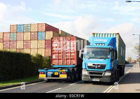 Zwei Container LKW vorbei ein shipping Container-Depot in Felixstowe Versand Stockfoto
